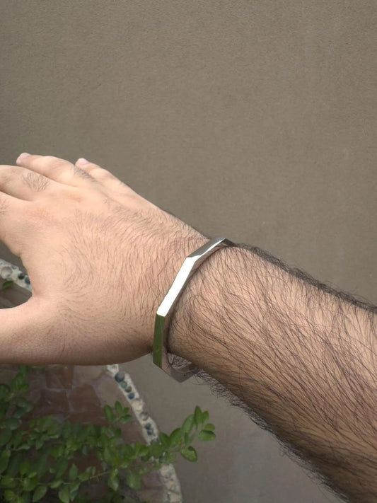 Timeless silver-plated kara bangle for a bold and elegant look. ✨